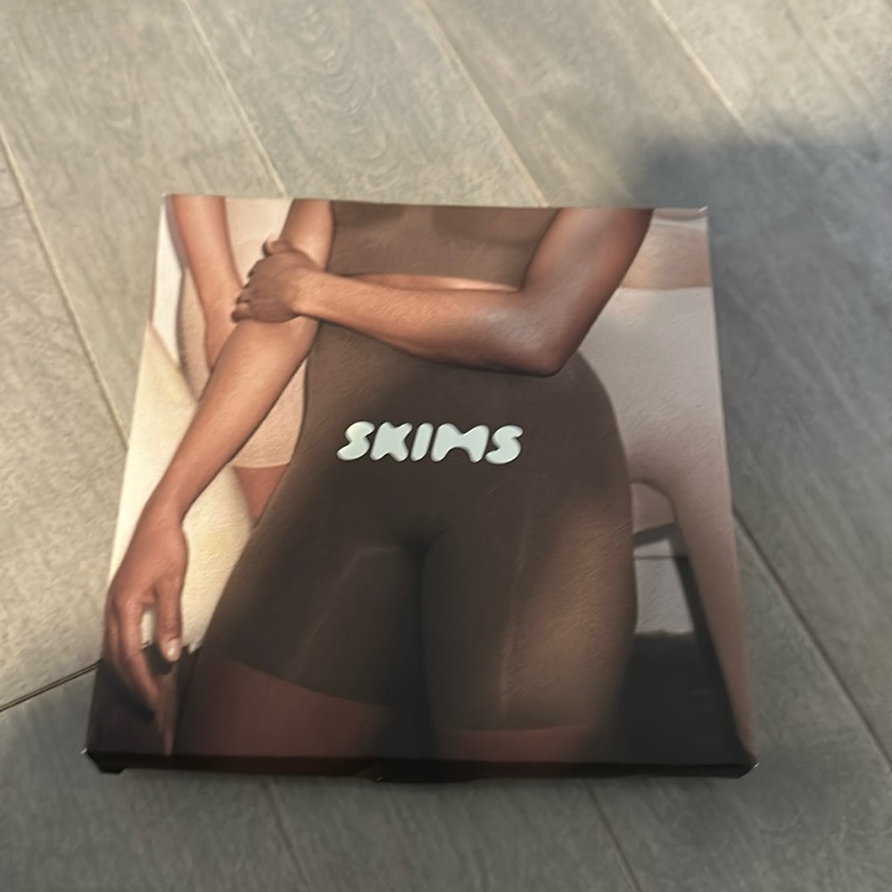 NWT SKIMS sculpt short mid thigh with open gusset Color SAND Size 2X/3X